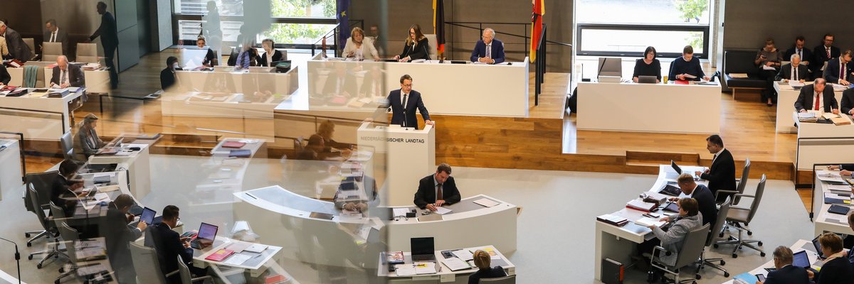 In public view: the media follow the plenary session from the press gallery. 