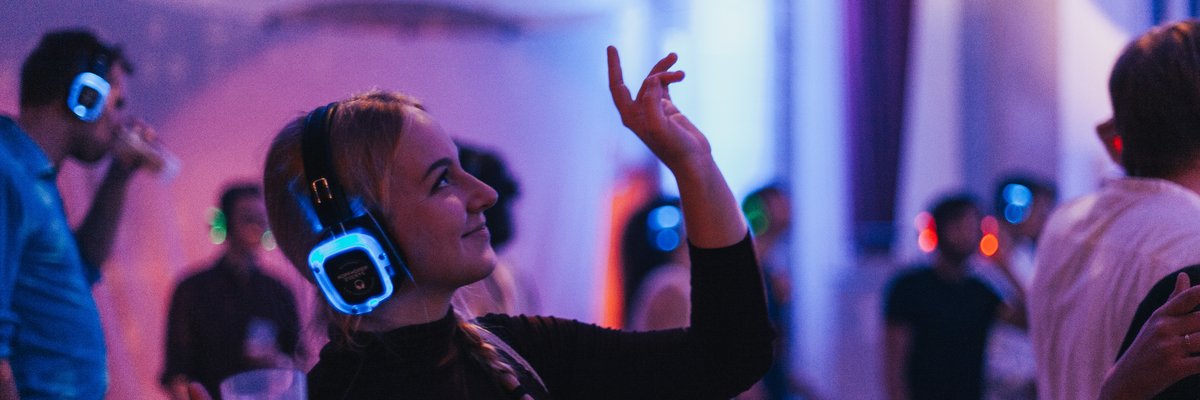 Junge Menschen feiern bei einer Silent Party.