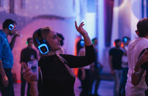 Junge Menschen feiern bei einer Silent Party.
