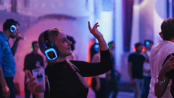Junge Menschen feiern bei einer Silent Party.