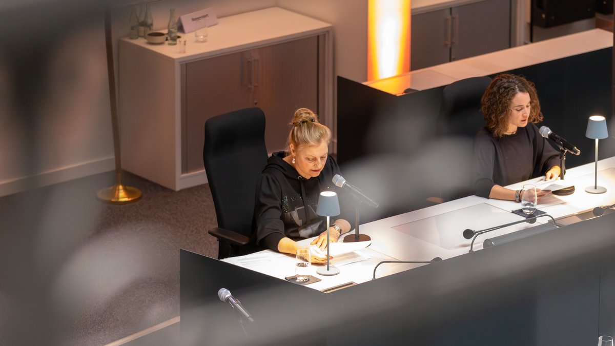 Roswitha Dasch und Anni Salander lesen die Geschichte von Tamar.