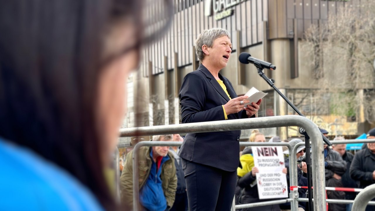 Landtagspräsidentin Hanna Naber steht auf der Bühne und spricht bei der Demonstration.