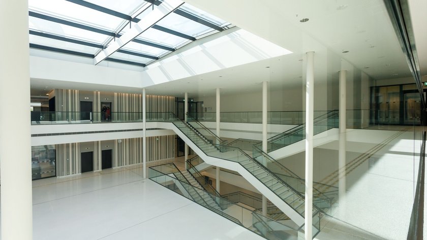 Niedersächsischer Landtag in Hannover: Portikushalle mit Niedersachsentreppe 
