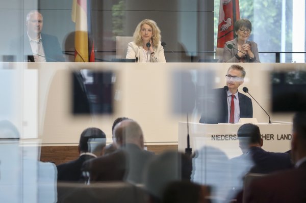 Bild: © Focke Strangmann Blick auf Präsidium durch Glasscheibe