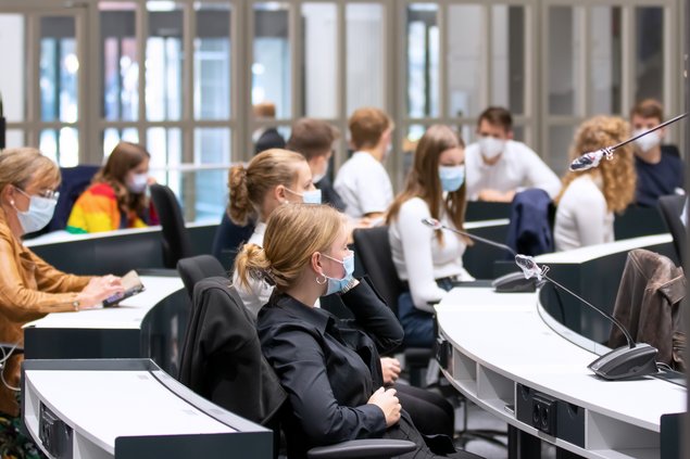 Geschichtswettbewerb 2020/2021, Landespreisverleihung Bild: © Niedersächsischer Landtag Schülerinnen und Schüler blicken sitzend auf ein Rednerpult.
