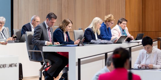 Regierungsmitglieder auf der Regierungsbank im Plenum