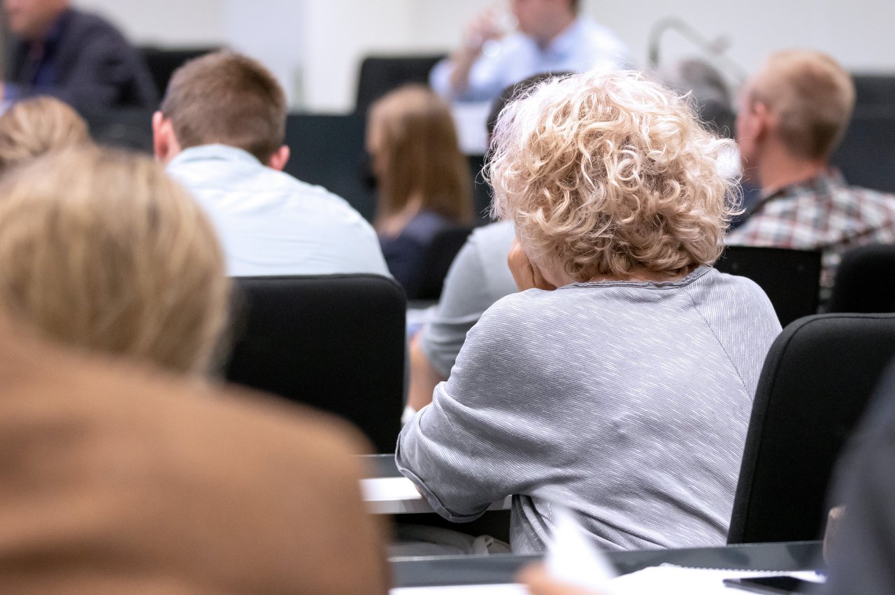 Gäste im Forum des Landtages verfolgen die Veranstaltung.