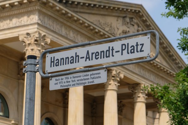 Bild: © Focke Strangmann Straßenschild "Hannah-Arendt-Platz" mit Erläuterung, wer Hannah Arendt war.