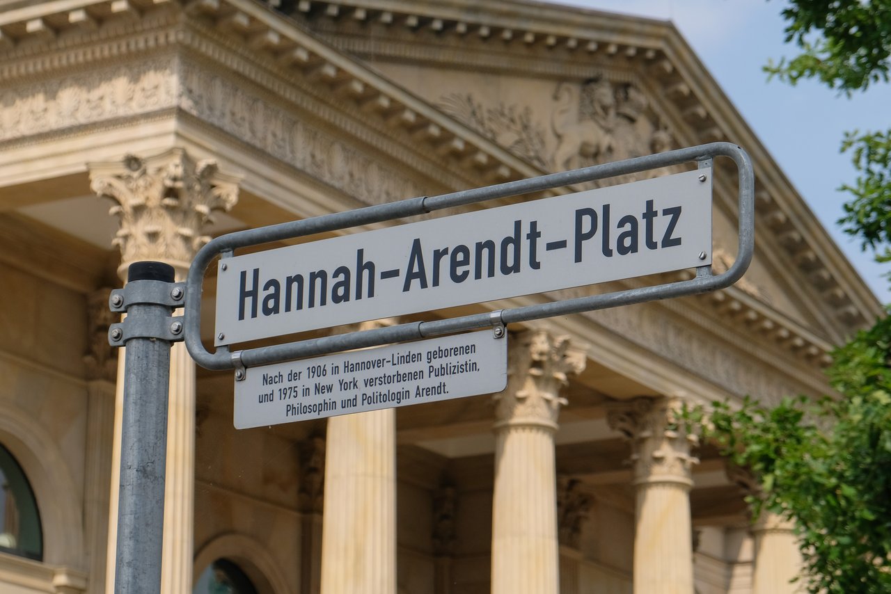 Straßenschild "Hannah-Arendt-Platz" mit Erläuterung, wer Hannah Arendt war.