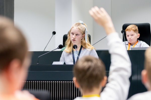 Bild: © Niedersächsischer Landtag Schülerinnen und Schüler am Zukunftstag 2025 in Landtag.
