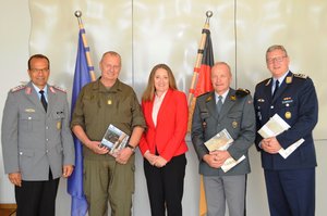 Bild: © Nds. Landtag v.l.n.r.: Oberst Dirk Waldau, Brigadier Nikolaus Egger, Dr. Gabriele Andretta, Brigadier Heinz Niederberger und Oberst Michael Skamel