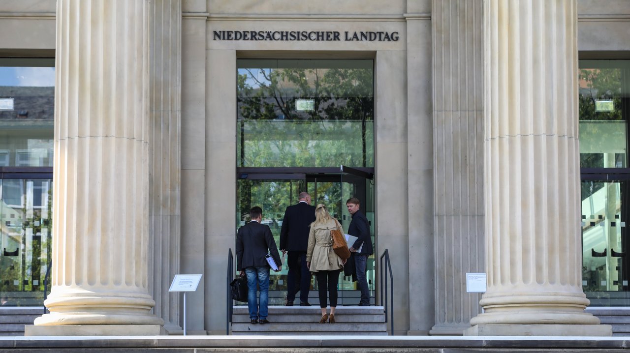 Treppe am Portikus des Leineschlosses mit Menschen