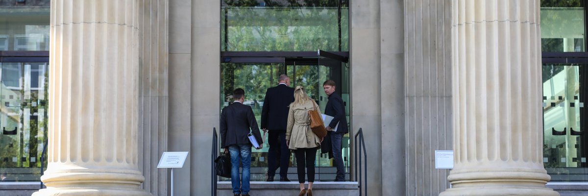 Treppe am Portikus des Leineschlosses mit Menschen