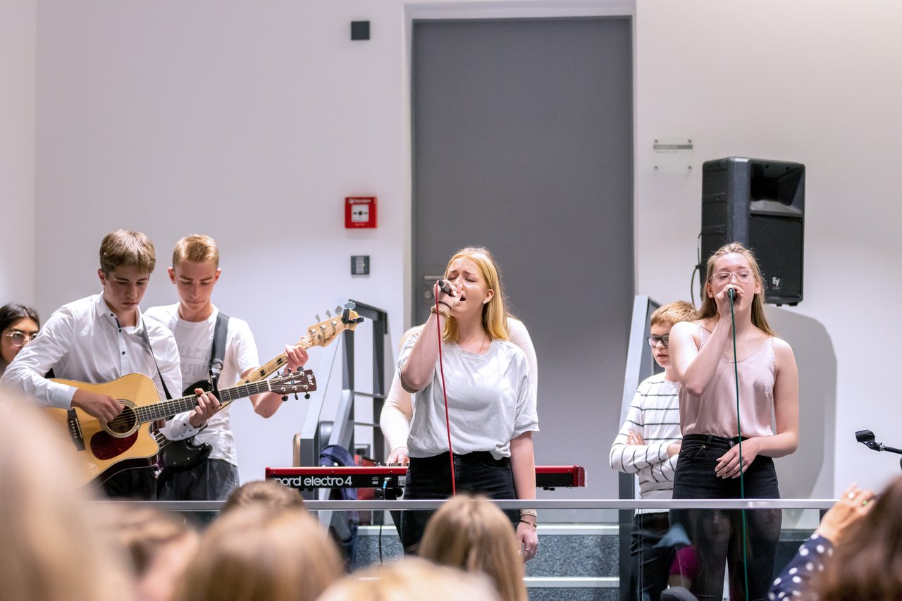 Bild: © Niedersächsischer Landtag Die Schülerband des Schiller-Gymnasiums Hameln während eines Auftrittes im Forum des Landtages.