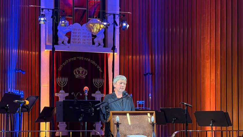 Landtagspräsidentin Naber am Redepult in der Synagoge