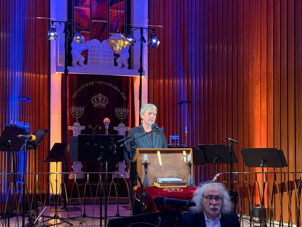 Landtagspräsidentin Naber am Redepult in der Synagoge