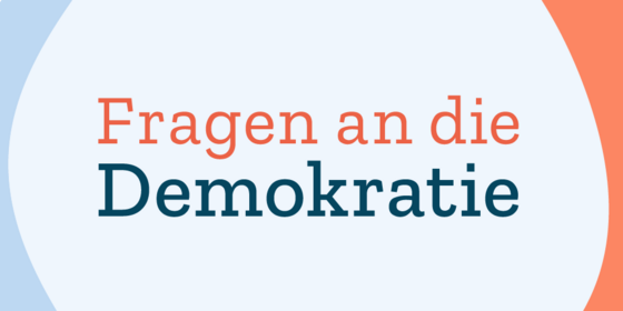Schriftzug "Fragen an die Demokratie"