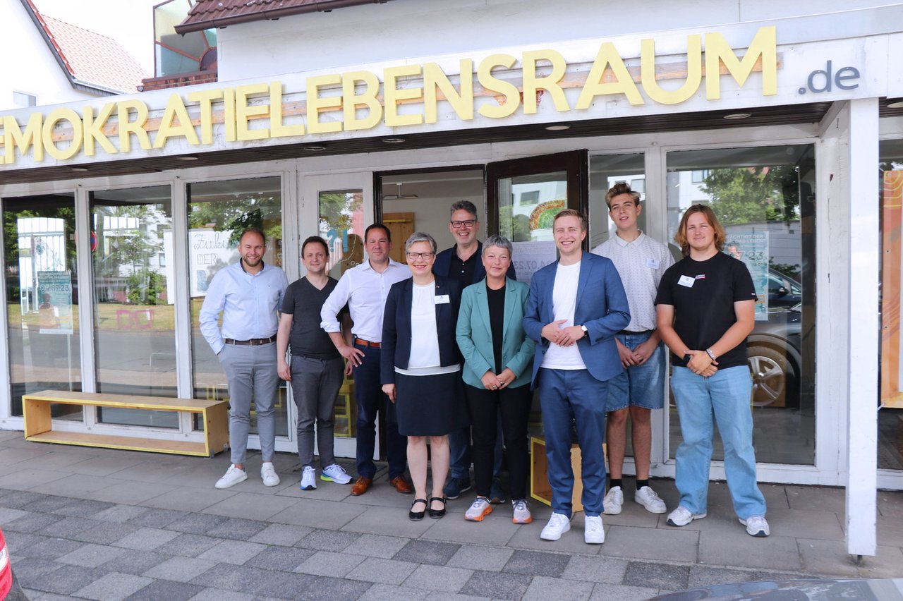 Gruppenfoto vor dem Standort von Politik zum Anfassen e.V.