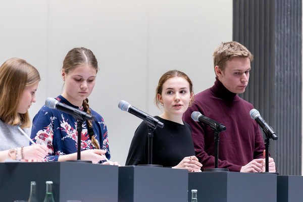Die zweite Landessiegerin der Altersgruppe 2, Charlotte Getthöfer bei ihrer Debatte auf dem Podium.