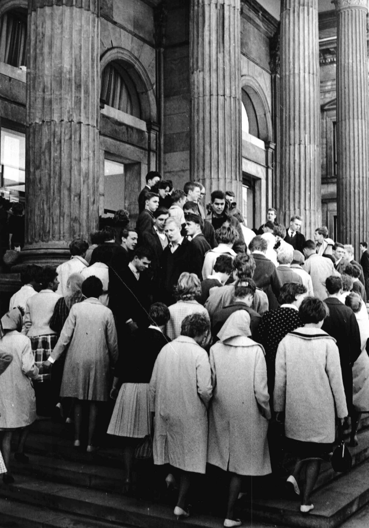Besucher auf der Portikustreppe im September 1962