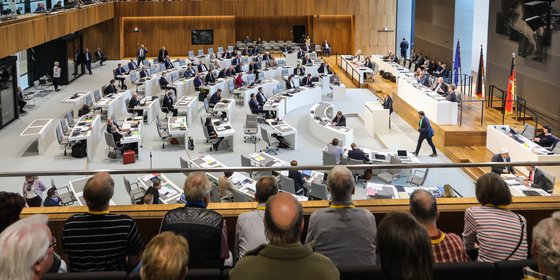 Besucherinnen und Besucher verfolgen von der Tribüne aus eine Plenarsitzung.