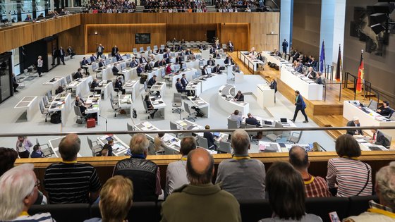 Besucherinnen und Besucher verfolgen von der Tribüne aus eine Plenarsitzung.