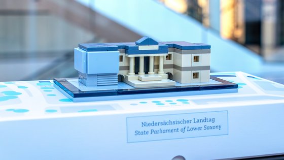 Model des Niedersächsischen Landtages aus LEGO®-Steinen