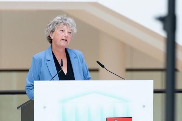 Landtagspräsidentin Naber spricht zum Auftakt der Performance