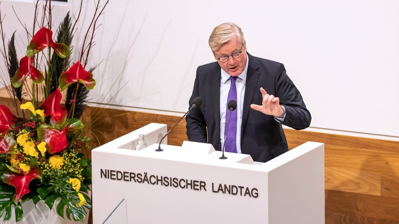 Dr. Bernd Althusmann spricht als stellvertretender Ministerpräsident am Rednerpult.