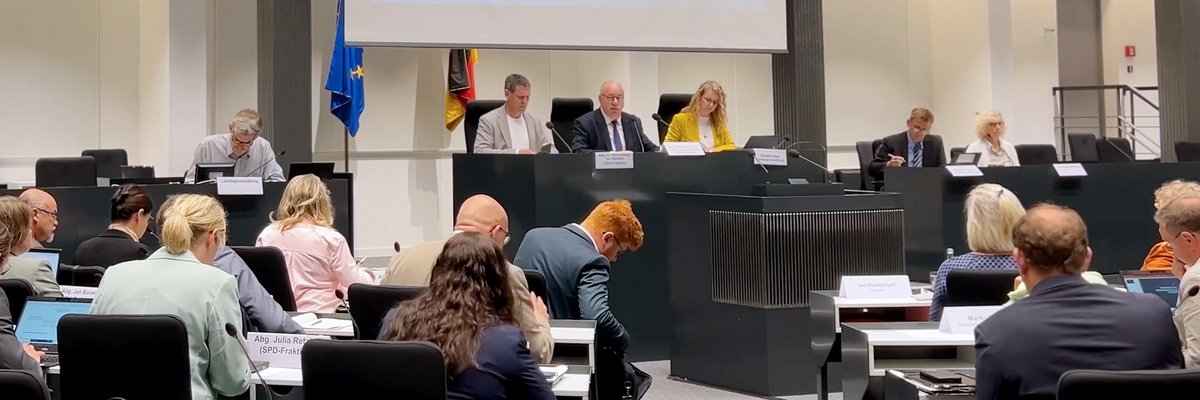 Der Petitionsausschuss tagt im Forum des Niedersächsischen Landtages.