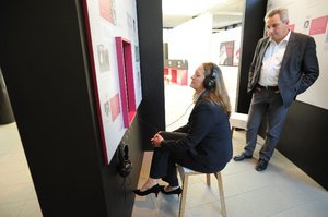 Bild: © Waske Dr. Gabriele Andretta und Dr. Jens-Christian Wagner in der Sonderausstellung „Kinder im KZ Bergen-Belsen“