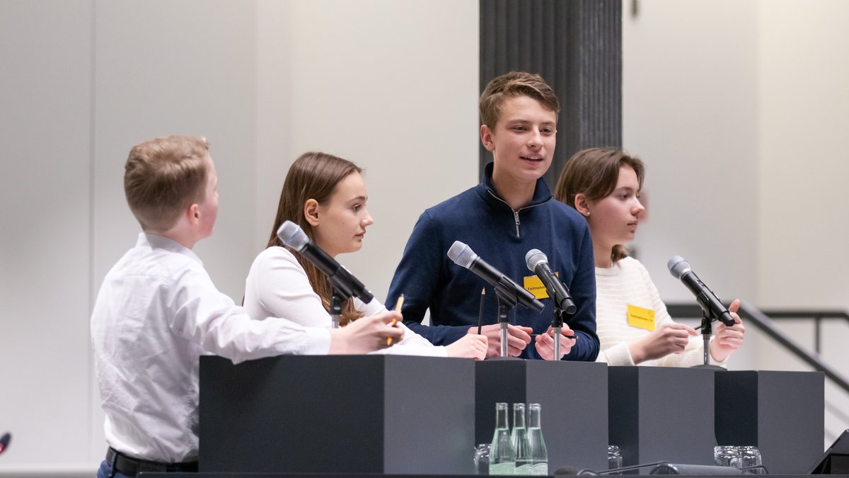 Jugendliche im Forum während "Jugend debattiert"