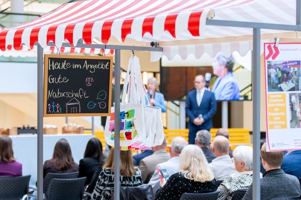 Bild: © Niedersächsischer Landtag Ausstellung vom Bündnis für gute Nachbarschaft in Niedersachsen