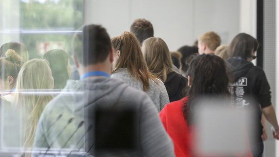 Besucher, die während einer Führung durch die Eingangshalle gehen