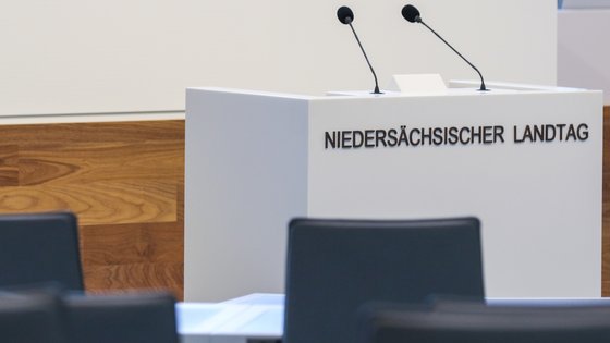 Leeres Rednerpult im Plenarsaal