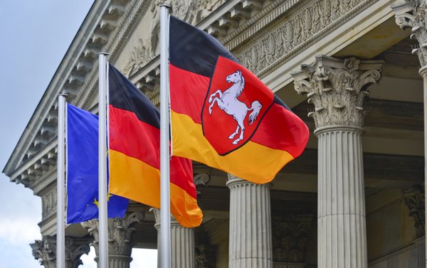 Bild: © Tom Figiel Flaggen vor dem Landtagsgebäude