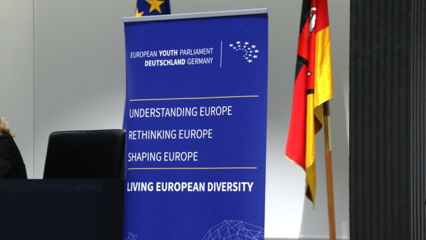 Ein Banner des Europäischen Parlaments steht im Forum des Landtages.