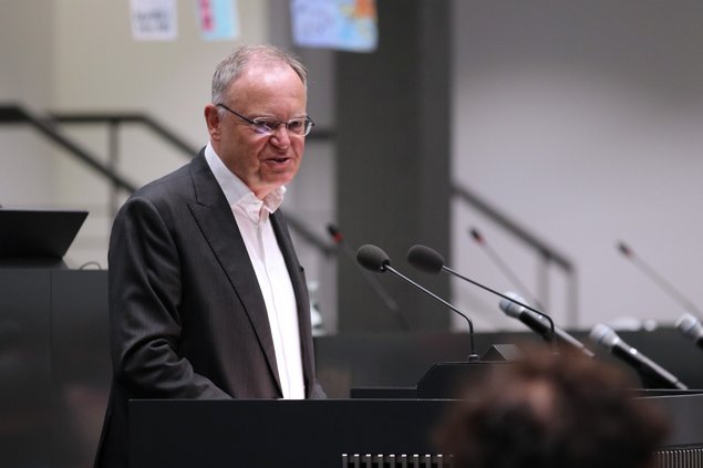 Bild: © Niedersächsischer Landtag Ministerpräsident Weil am Rednerpult.