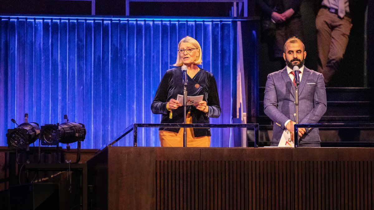 Ursula Bettin und Ahmad Sado mit Ihren Redebeiträgen zum Festakt anlässlich des 75jährigen Landesgeburtstages im Kuppelsaal in Hannover.