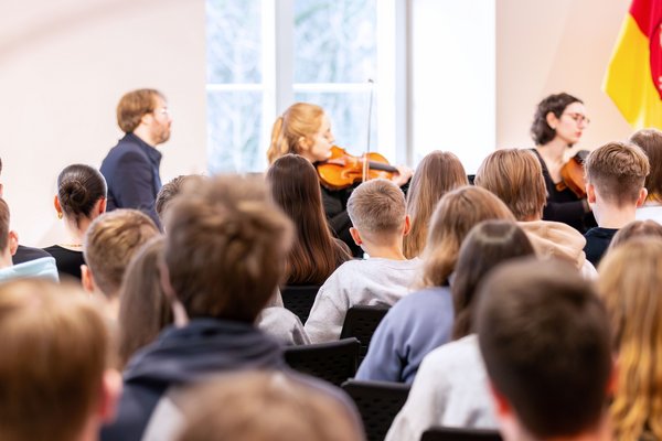 Bild: © Niedersächsischer Landtag Das Publikum vor den Musizierenden.