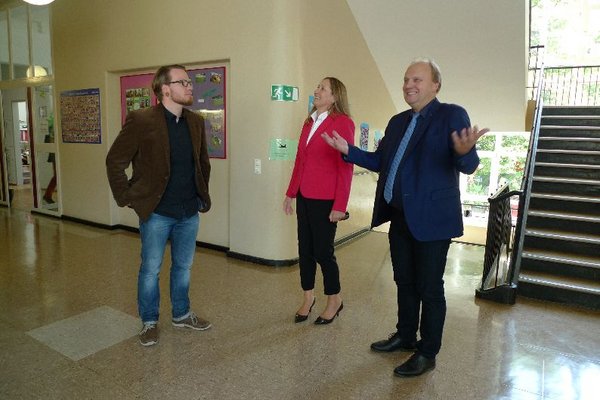 Dennis Bellgart (v.l.), Dr. Gabriele Andretta und Ulrich Kinder im Treppenhaus der Altstädter Schule