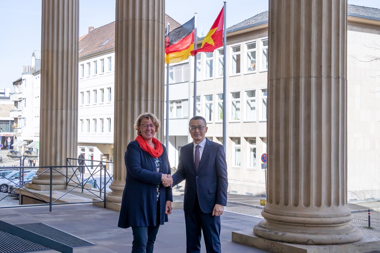 Bild: © Niedersächsischer Landtag Vizepräsidentin Otte-Kinast und der Botschafter Vu Quang Minh draußen am Portikus des Landtages.
