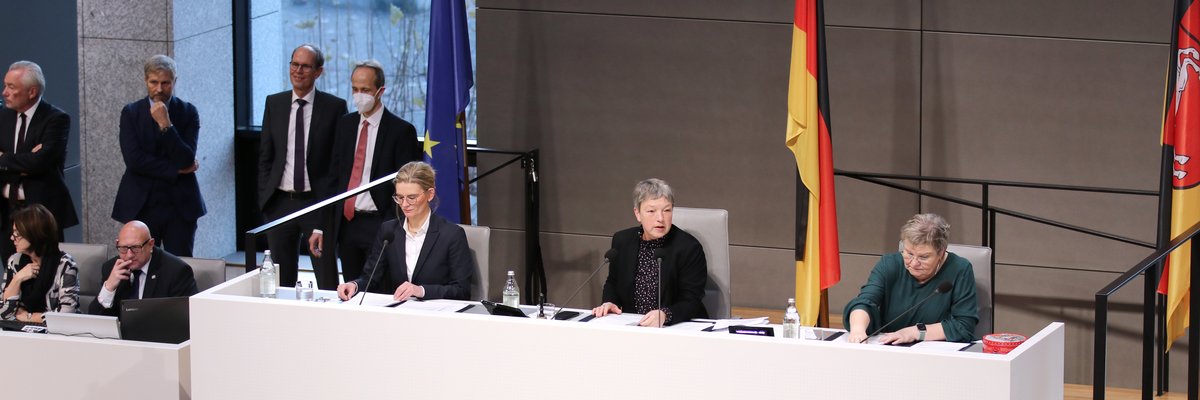 Bild: © Niedersächsischer Landtag Präsidiumsmitglieder auf ihrem Platz im Plenarsaal.