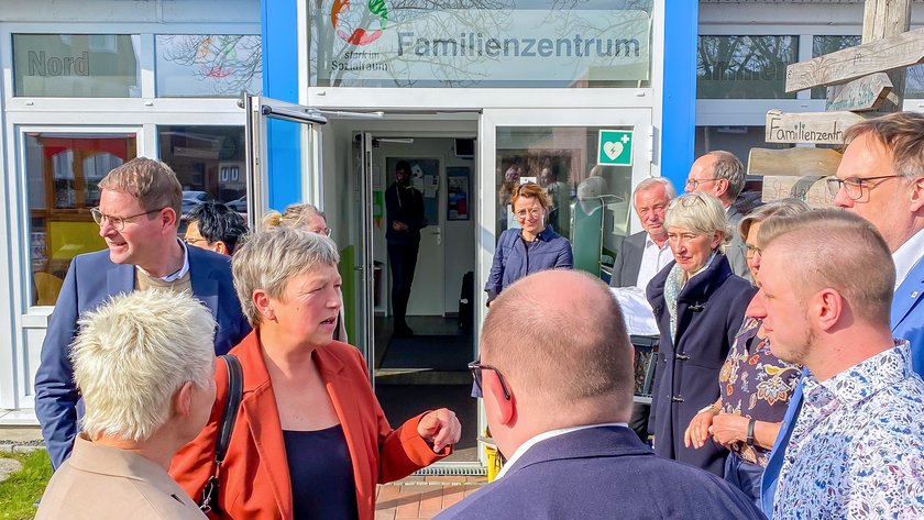 Anwesende beim Besuch in Wilhelmshaven