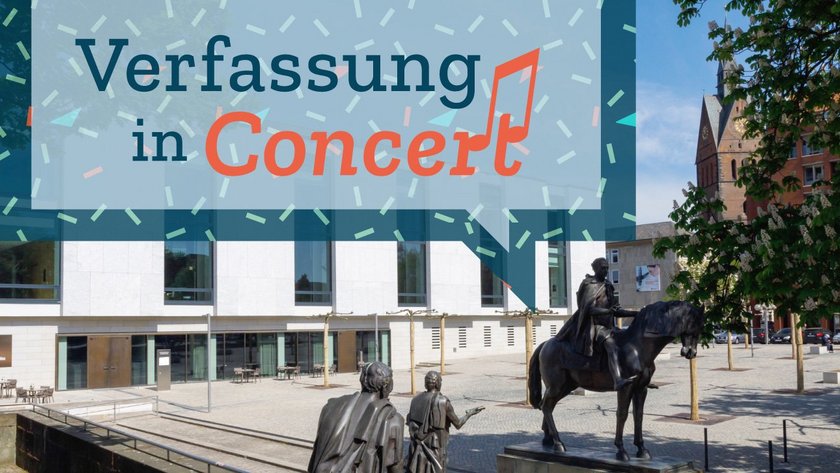 Der Platz der Göttinger Sieben, darüber der Schriftzug „Verfassung in Concert“