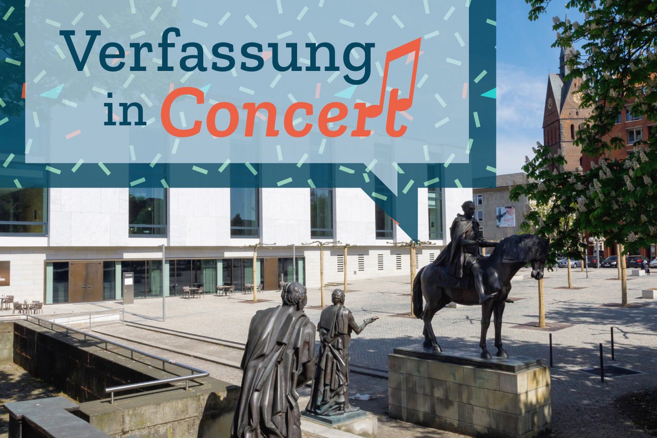 Der Platz der Göttinger Sieben, darüber der Schriftzug „Verfassung in Concert“