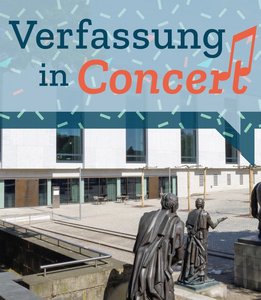 Der Platz der Göttinger Sieben, darüber der Schriftzug „Verfassung in Concert“