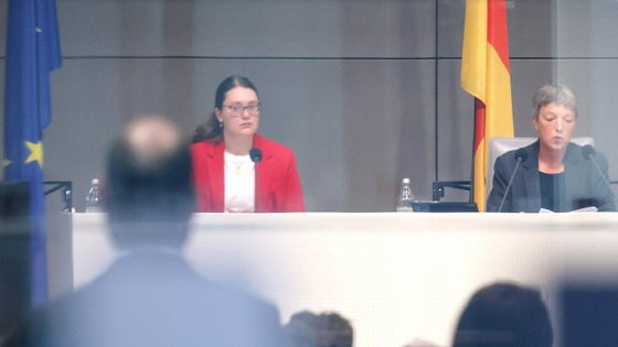 Blick durchs Fenster von der Portikushalle in den Plenarsaal: Abgeordnete tagen