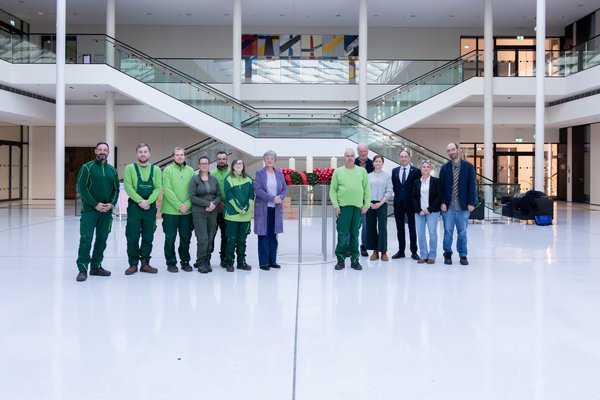 Klick auf das Bild öffnet eine vergrößerte Ansicht in einem Overlay. Zum Schließen des Overlays die ESC-Taste drücken. Mitarbeitende der Neu Erkeröder Stiftung im Gruppenbild mit der Landtagspräsidentin Hanna Naber