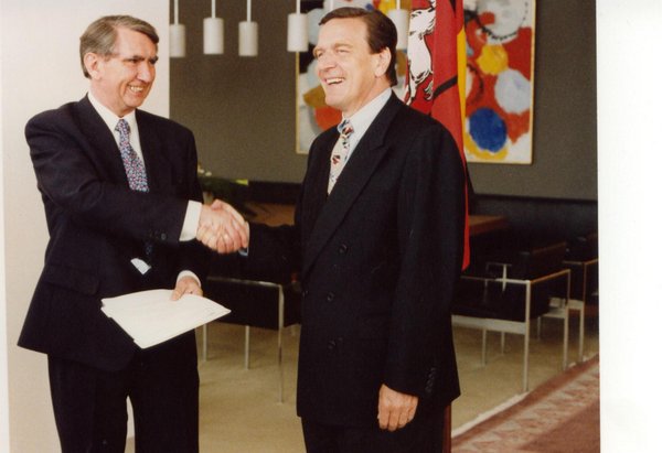 Bild: © Archiv des Niedersächsischen Landtages/Fotograf unbekannt Freude anlässlich der Verabschiedung der neuen Verfassung im Arbeitszimmer des Landtagspräsidenten: Landtagspräsident Horst Milde (li.) und Ministerpräsident Gerhard Schröder.